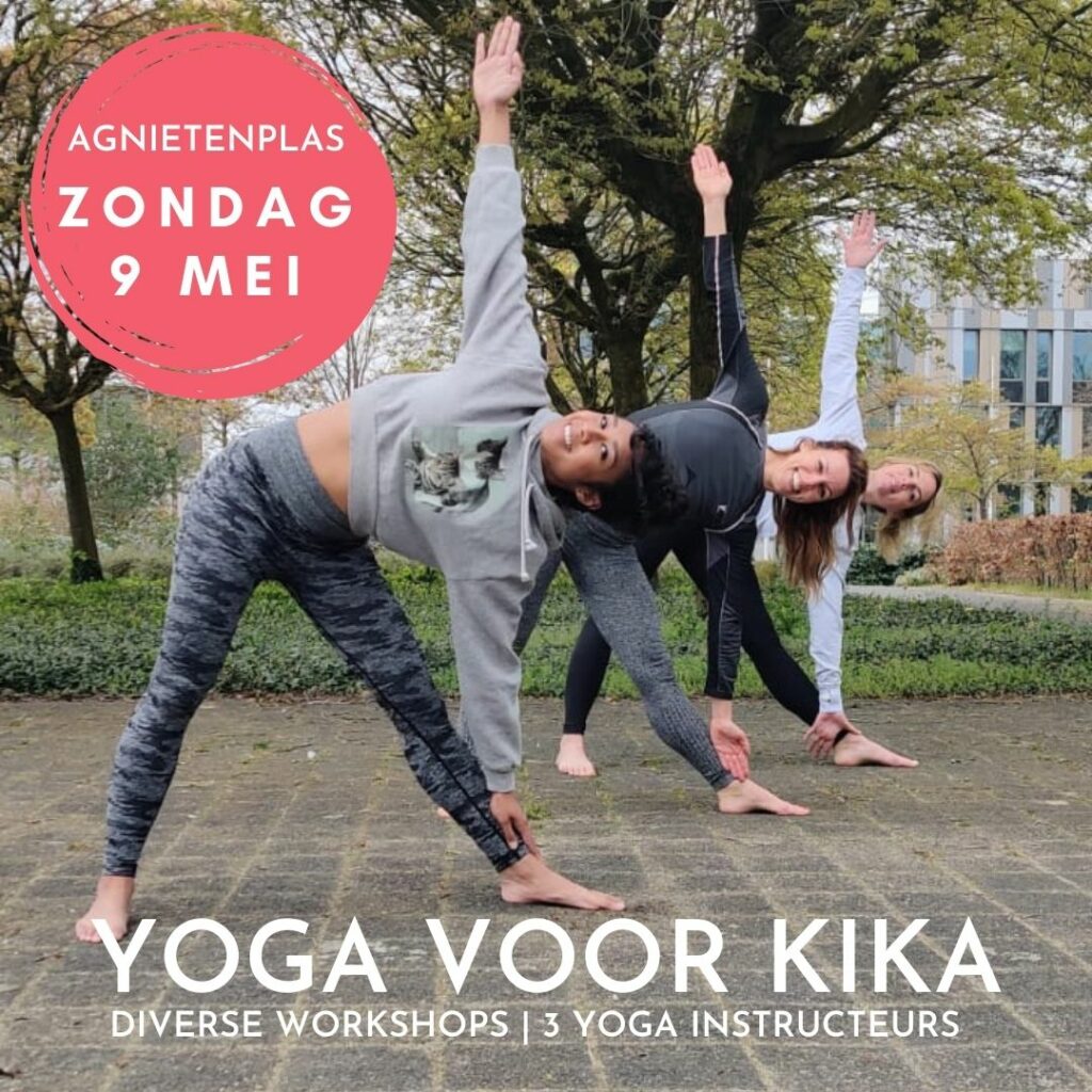 Yoga voor kika drie yogainstructeurs in trikonasana