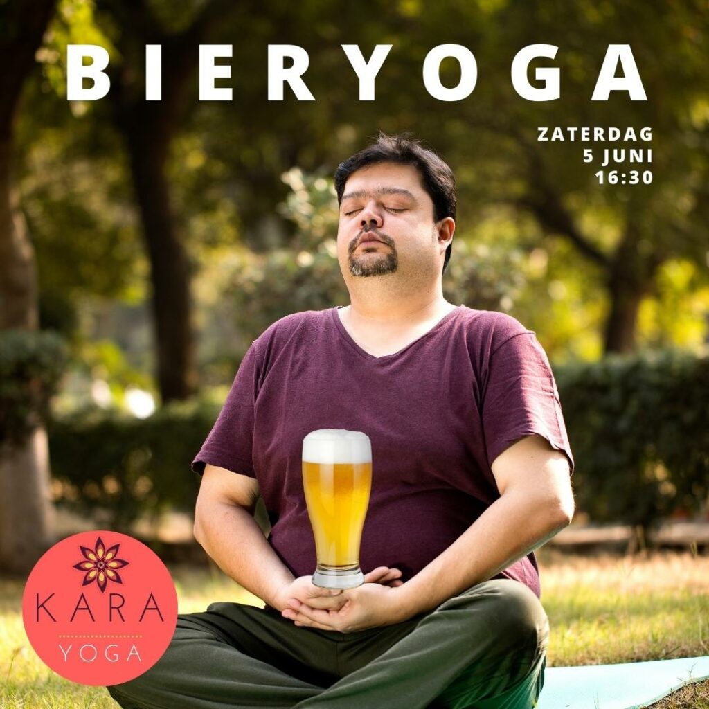Man doet yoga en heeft glas bier