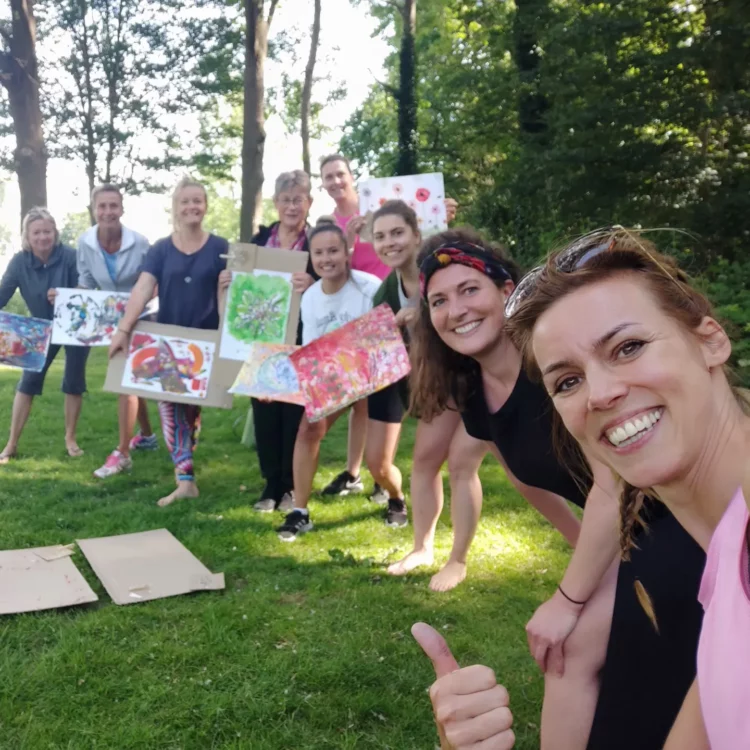 vrouwen laten schilderij zien tijdens Yoga art retreat in Zwolle