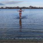 Vrouw in Aganietenplas winterzwemmen Zwolle