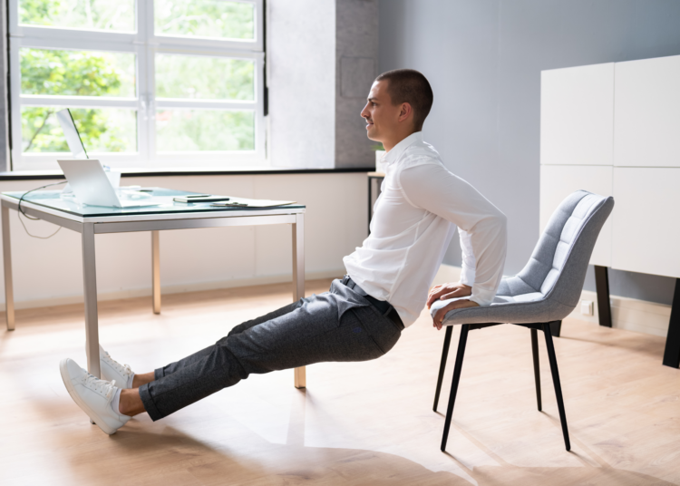 Man doet stoelyoga