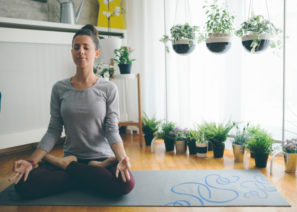 Vrouw op yogamat